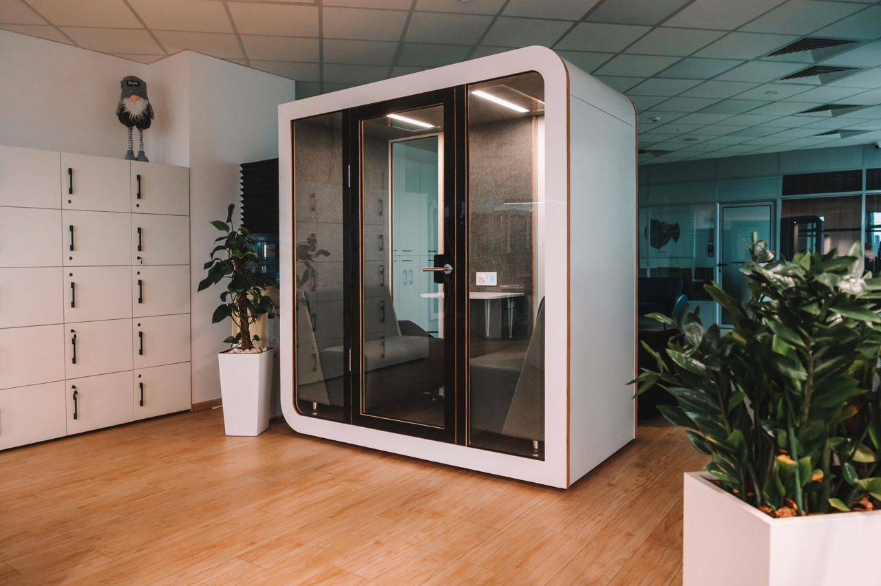Зона приватності з кабінами SilentBox