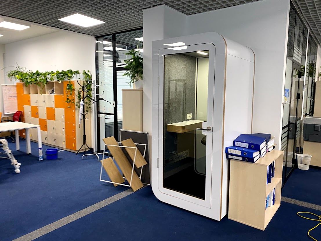 Кабіна для переговорів в офісному просторі